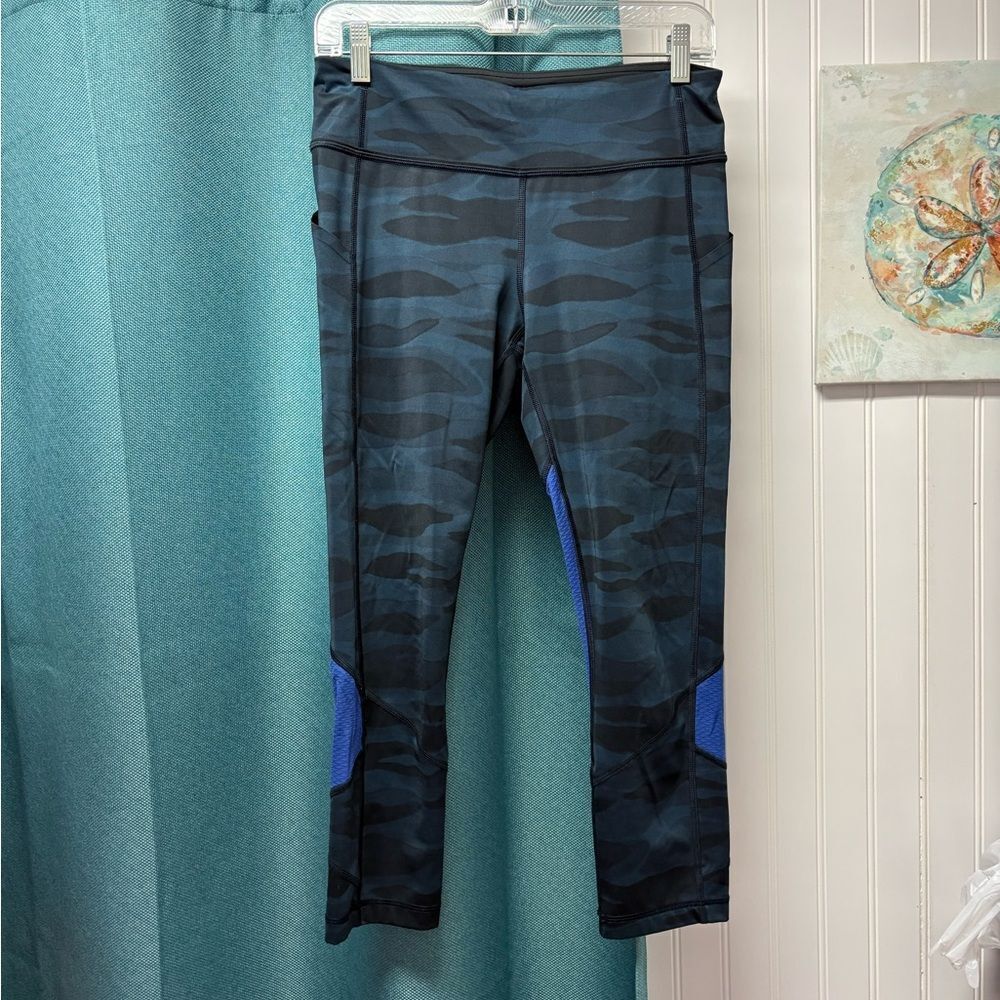 Lululemon Leggings in Camo Blue and Bright Blue Size 6